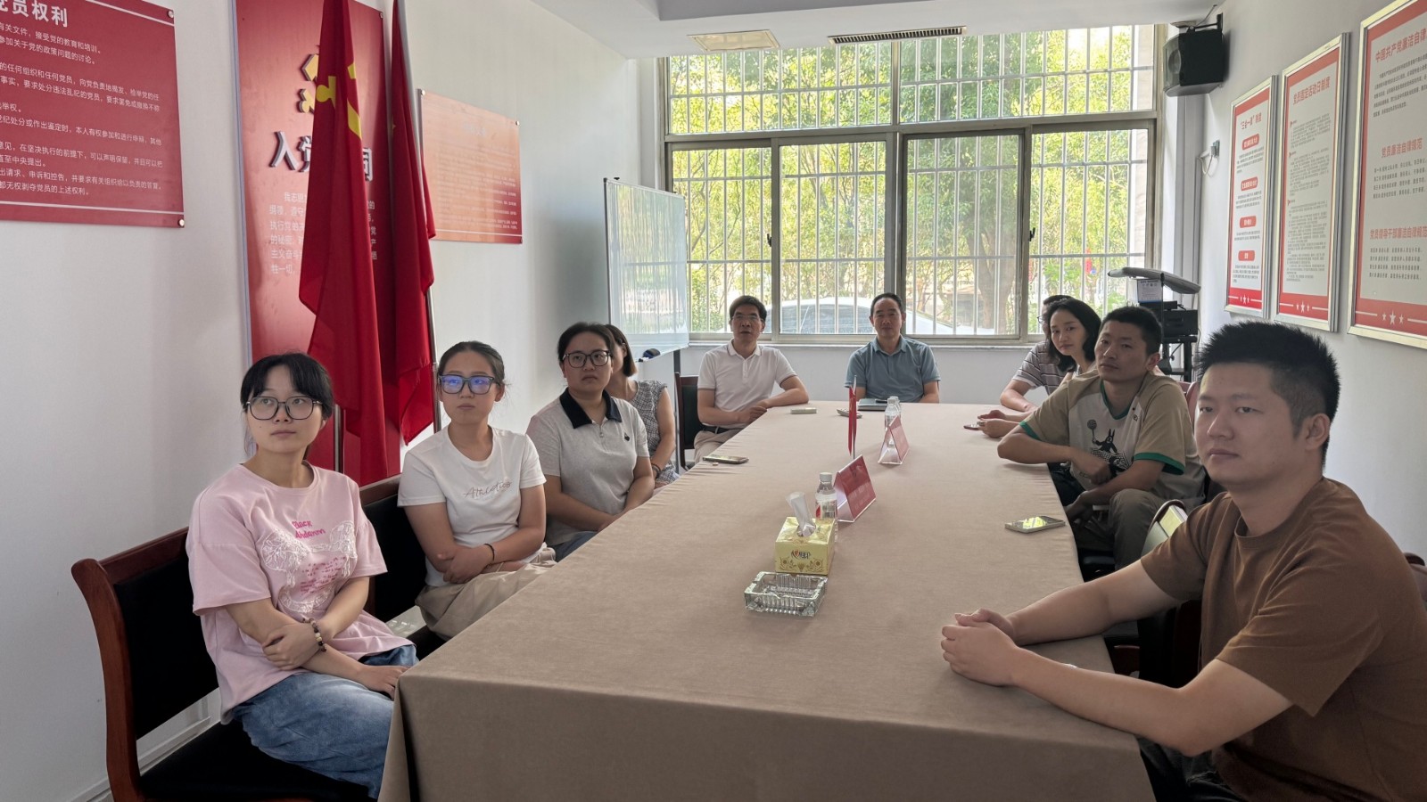 公司黨支部組織員工觀(guān)看閱兵式